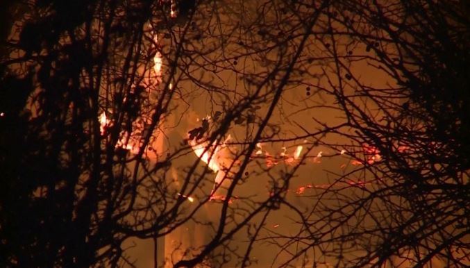 Verilindja e Athinës nën pushtetin e zjarreve të fuqishme