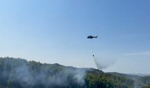 Vijon zjarri në Helmas të Kavajës, helikopteri në ndihmë për fikjen e flakëve