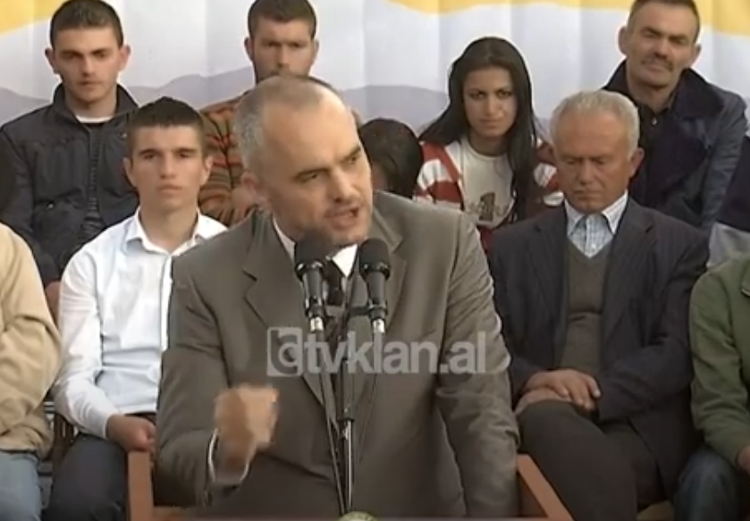 Kreu i PS Edi Rama në Vlorë, premton nxjerrjen e vendit nga varfëria &#8211; (1 Maj 2009)