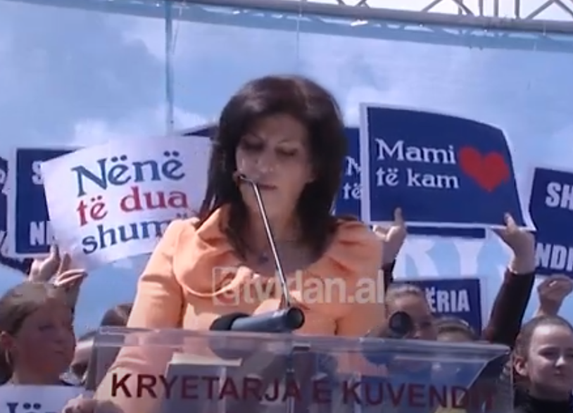 Kryeparlamentarja Jozefina Topalli takim me gratë e Lushnjes-(24 Prill 2009)