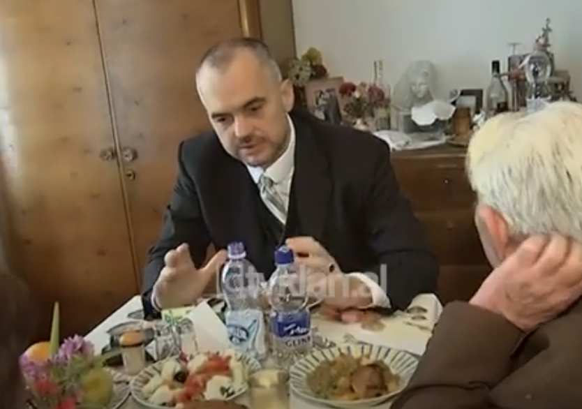 Edi Rama drekon në familjen e pensionistit Pandel Andoni-(2 Prill 2009)