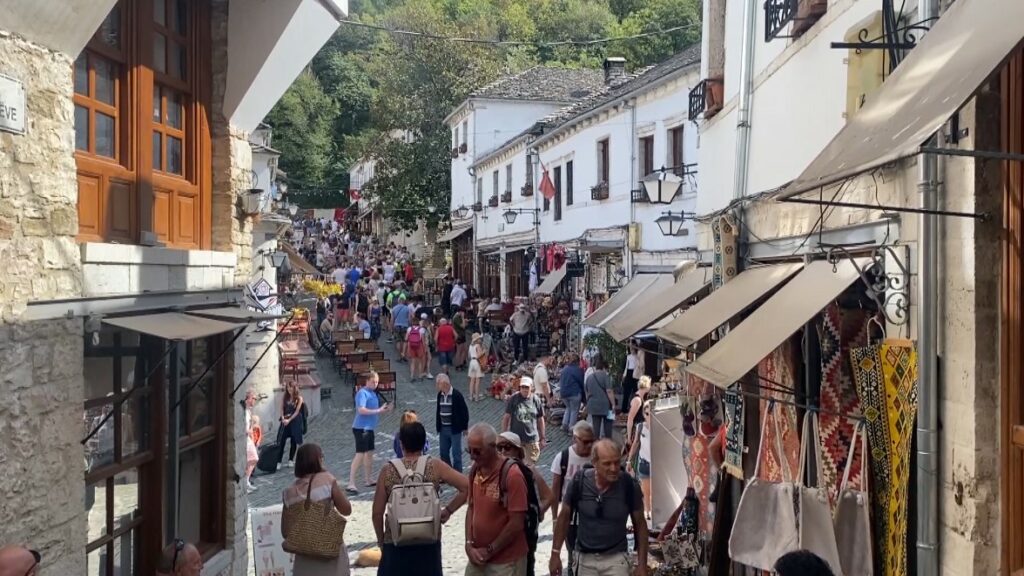 Turistët tërhiqen nga arti i rrugës në Gjirokastër