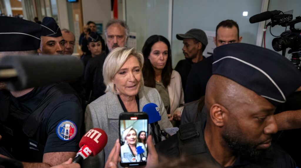 Marine Le Pen duke mbërritur në gjykatë në Paris (30 shtator 2024)