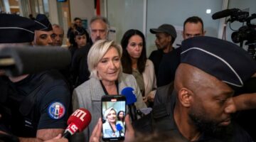 Marine Le Pen duke mbërritur në gjykatë në Paris (30 shtator 2024)