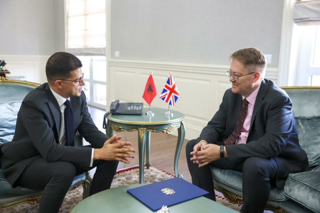 Gjatë bisedës me ambasadorin britanik Nick Abbotts, ministri i Mbrojtjes e informoi për zhvillimet e fundit në fushën e Industrisë së Mbrojtjes si dhe proceset e modernizimit. 