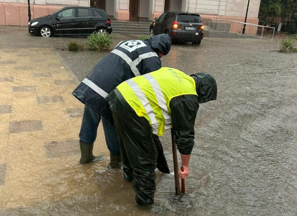 Shkodra përfshihet nga moti i keq, Beci thirrje qytetarëve: Evitoni daljet e panevojshme nga banesat