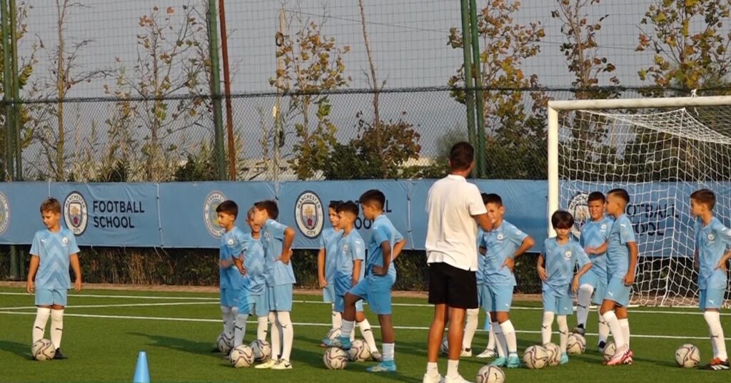 Nis akademia e futbollit “Dyrrah City”, fëmijët stërviten nga trajnerët e Manchester City