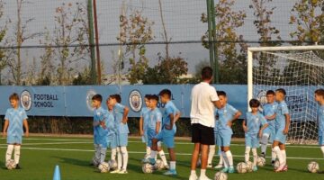 Nis akademia e futbollit “Dyrrah City”, fëmijët stërviten nga trajnerët e Manchester City