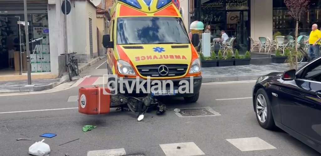 Ambulanca përplas motorin në kryeqytet (Pamjet nga vendngjarja)