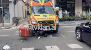 Ambulanca përplas motorin në kryeqytet (Pamjet nga vendngjarja)