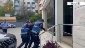 Me armë zjarri e municion luftarak në makinën e blinduar, arrestohet 30-vjeçari në Tiranë