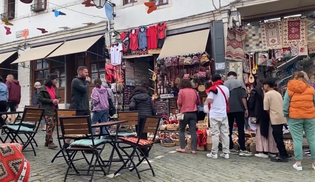 Zanatet e traditës tërheqin turistët në Gjirokastër