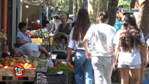 Trotuaret e zëna nga tregtarët e fruta-perimeve, qytetarët detyrohen të bëjnë cirk për të ecur