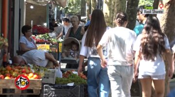 Trotuaret e zëna nga tregtarët e fruta-perimeve, qytetarët detyrohen të bëjnë cirk për të ecur