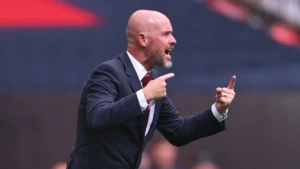 Drejtuesit e Manchester United mbështesin trajnerin Ten Hag