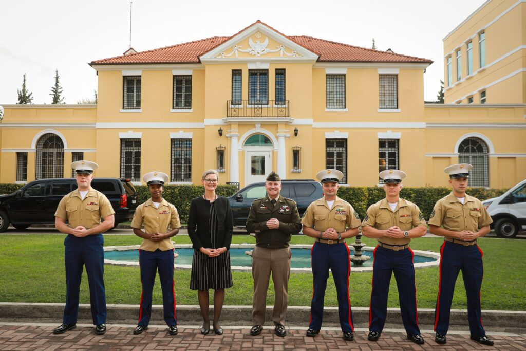 Gjenerali amerikan vjen në Tiranë, do të takohet me Presidentin dhe Kryeministrin