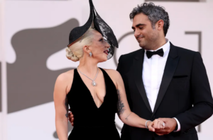 Lady Gaga shfaqet e dashuruar në tapetin e kuq