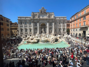 Roma mendon kufizimin e turistëve në shatërvanin Trevi