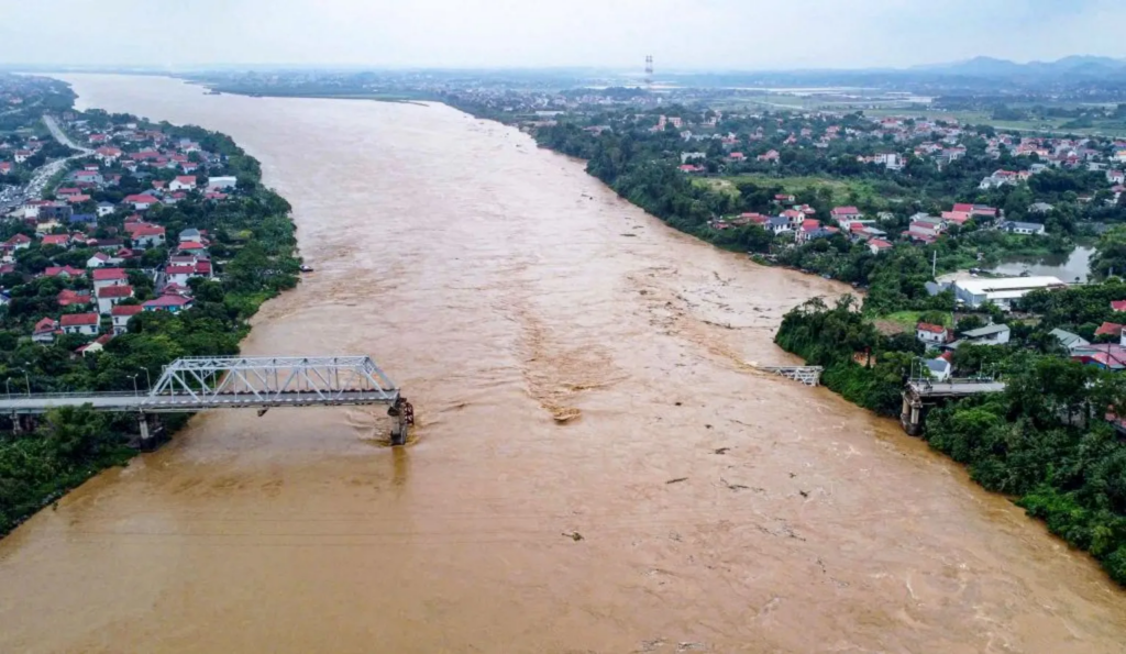 Tajfuni shemb urën në Vietnam 13 persona të zhdukur, dhjetëra automjete të zhytura në lumë