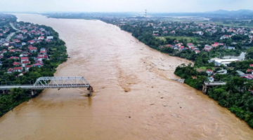 Tajfuni shemb urën në Vietnam 13 persona të zhdukur, dhjetëra automjete të zhytura në lumë