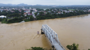 Shkon në 60 numri i viktimave në Vietnam, momenti kur &#8220;këputet&#8221; ura&#8230;