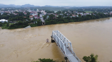 Shkon në 60 numri i viktimave në Vietnam, momenti kur &#8220;këputet&#8221; ura&#8230;