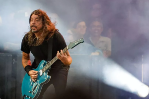 Dave Grohl i “Foo Fighters” pranon se ka tradhtuar bashkëshorten