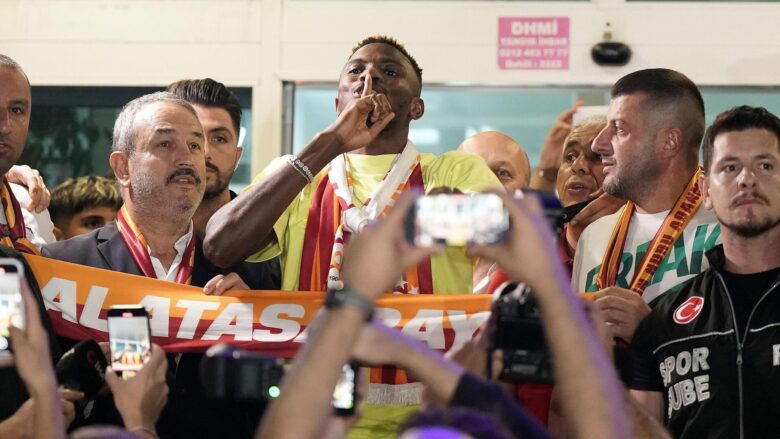 Osimhen transferohet te Galatasaray, mijëra tifozë e presin në aeroport