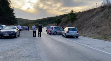 Bllokohen pjesërisht rrugët në dy pika kufitare mes Serbisë dhe Kosovës