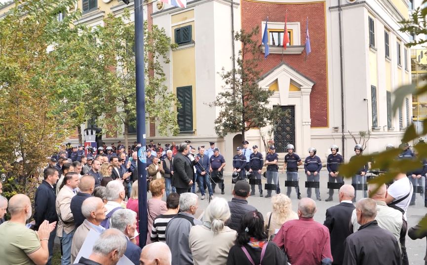 Opozita mban protestën e 26 para Bashkisë së Tiranës