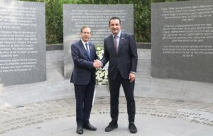 Presidenti izraelit viziton memorialin e Holokaustit/ Veliaj: E shkuara nuk harrohet, paqja është e mundur