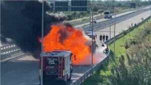 Përfshihet nga flakët kamioni në bypass-in e Fierit