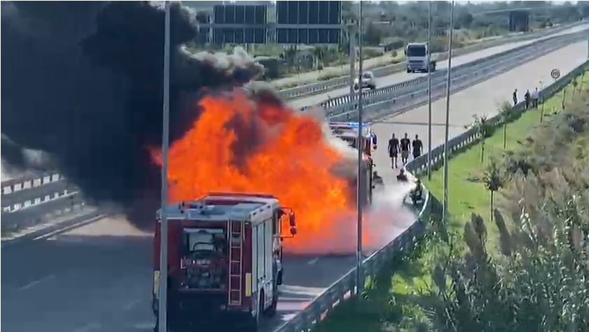 Përfshihet nga flakët kamioni në bypass-in e Fierit