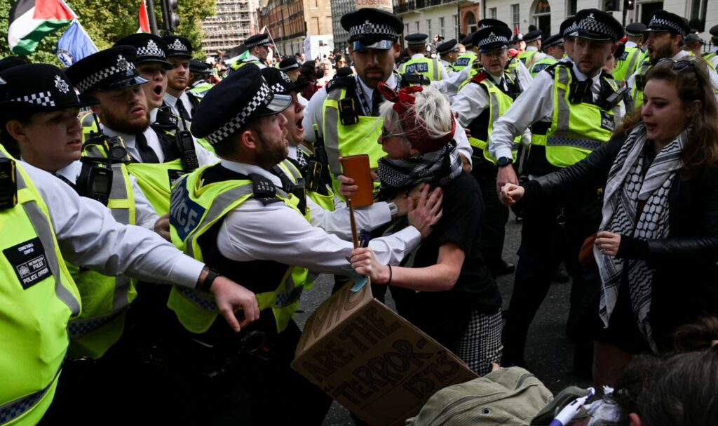 Britani-Oficerët e policisë ndërhyjnë mes përleshjeve gjatë një demonstrate në mbështetje të palestinezëve në Gaza, përpara përvjetorit të sulmit të 7 tetorit.