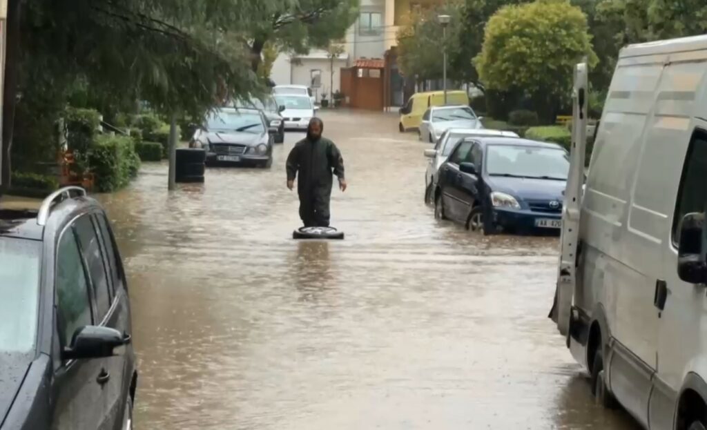 Reshje të dendura shiu në qytetet e Shqipërisë