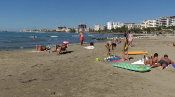 Plazh në Tetor në qytetin e Vlorës